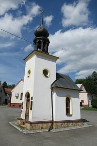 Vyšetice - kaplička s pamětní deskou - v obci se narodil Bohumil Říha