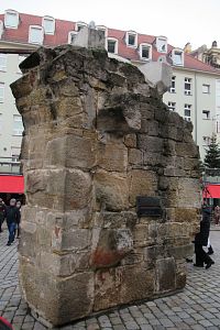 Segment kostela jako památník původního kostela Frauenkirche