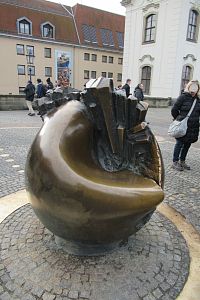 Skulptur Erde und Planeten