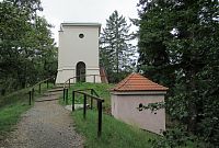 Rozhledna - kamenná vyhlídková věž (gloriet) a sklípek na potraviny