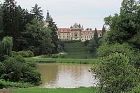 Přes rybníky Podkarasák a Podzámecký je vidět zámek