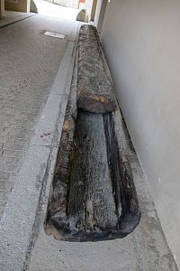 Původní dřevěné potrubí vypouštěcího zařízení