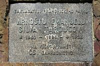 Pamětní deska zakladateli parku