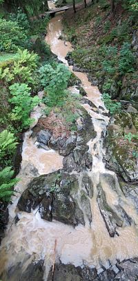 Vodopád - bezpečnostní přeliv rybníka