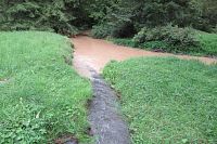 Jesenický potok se vlévá do kalného Botiče