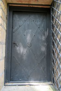 Tvrz Tuchoraz -vstupní dveře do věže