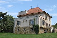 Dnes bytový dům byl pravděpodobně součástí tvrze