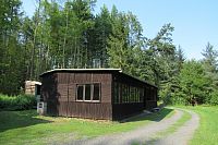 Dřív snad turistická chata, dnes přístřešek