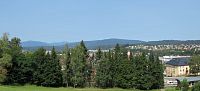 Z vrchu je vidět Trutnov i Krkonoše