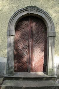Prostřelené dveře kaple
