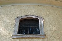 Ve fasádě je vidět velké množství kulek