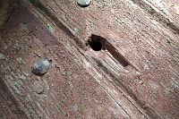 Prostřelené dveře kaple