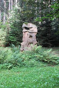 Procházíme parkem po NS i okolo památníků