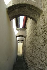 Ulička s prampouchy do zahrady Boženy Němcové