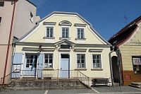 Dům v ulici B. Němcové, který sousedí s muzeem