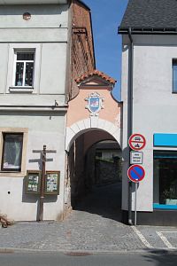 Průchod z ulice Boženy Němcové do Dvořáčkovy ulice