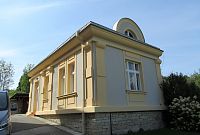 Domek v areálu Keyzlarovy vily - že by to byl byt zahradníka?