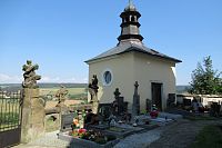 Jedna z kaplí u kostela Panny Marie Bolestné