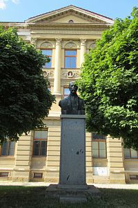 Choceň - stará  škola s  bustou T. G. Masaryka.