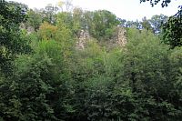 Skály přírodní rezervace Peliny za řekou