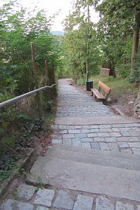 Od hřbitova konečně klesáme po pohodlných schodech