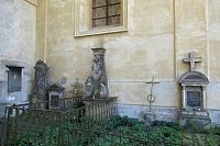 Náhrobky ze zrušeného hřbitova byly přestěhovány ke kostelu