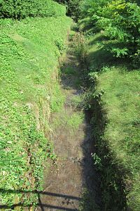 Jak se blížíme k městu, břehy se zvyšují