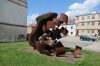 Plastika Den do cen z r. 2003 na Komenského nám.