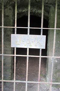 Iniciály na vrátkách ho připomínají