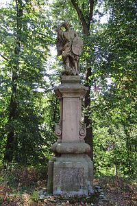 Socha archanděla Michaela u zámku