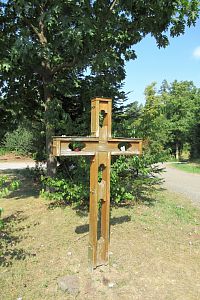 Dřevěný kříž - vzpomínka na hajného Jiřího Lišku