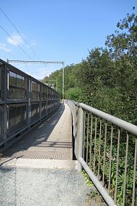 Lávka pro pěší na železničním mostě