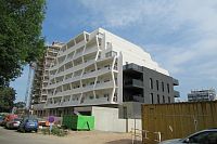 Komárovská ulice - jeden z nových netypických bytových domů