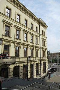 Hotel Grand a schodiště do Novobranské ul.