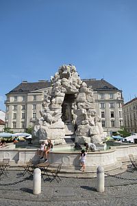 Zelný trh - kašna Parnas