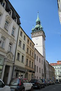 Radnická ulice s radniční věží