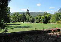 Pohled na zahradu od domu