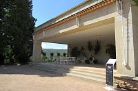 Na kryté terase je dnes posezení u kavárny