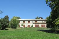 Vila Stiassni se zataženými žaluziemi a vchod v přední části domu