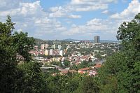 Je vidět do města