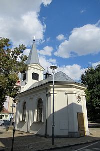 Burianovo nám. - novoronesanční kaple sv. Václava z r. 1906 na místě původní cihlové kapličky z r. 1826