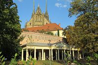 Biskupská ul. s katedrálou sv. Petra a Pavla