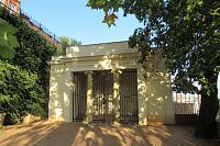 Brána uzavírající cestu na hradby - musíme spodem