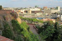 Hradby na skalách s výhledem na město