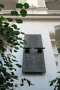 Biskupská ulice - pamětní deska Pavla a Huga Haasových