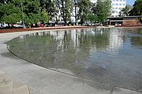 Moravské nám. - fontána s brouzdalištěm