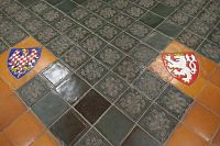 Dlažba ve věži s erby panovníků