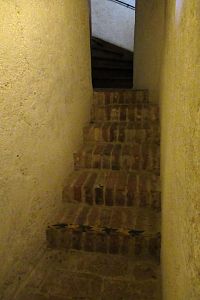 Dolů jdeme po jiném schodišti