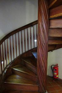 Schodiště do věže přímo od pokladny