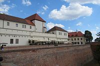 Venkovní posezení kavárny